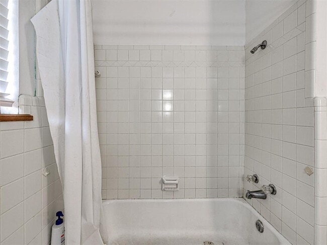 Building Photo - 1212 Lynnwood Dr