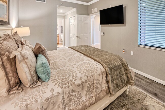 Building Photo - Available for immediate occupancy - 2BR/2BA Furnished Annual Condo available in Treviso Bay with ...