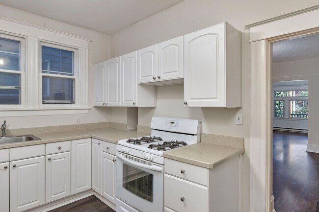 Building Photo - Vintage Charm Meets Modern Comfort in NW Portland