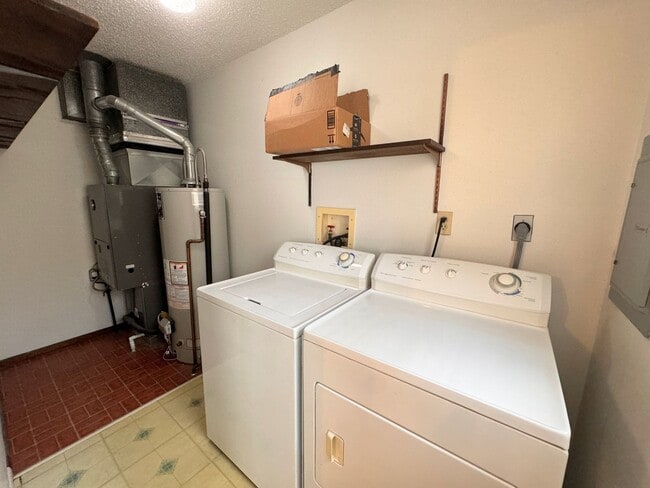 Building Photo - 3 bed 1 bath, Small Town Living!