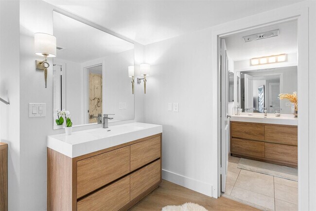 Building Photo - 3000 Holiday Dr