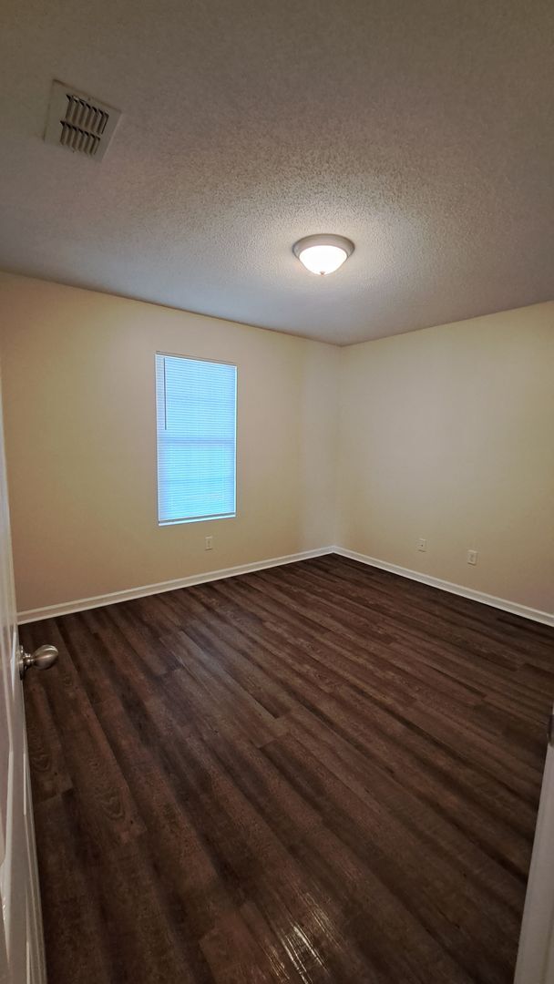 Building Photo - 221 Glade Ln