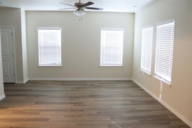 Building Photo - 515 Whirlaway Dr