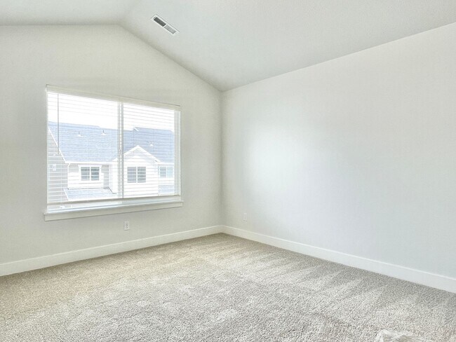 Building Photo - Sleek Townhome at Mountain Ridge!