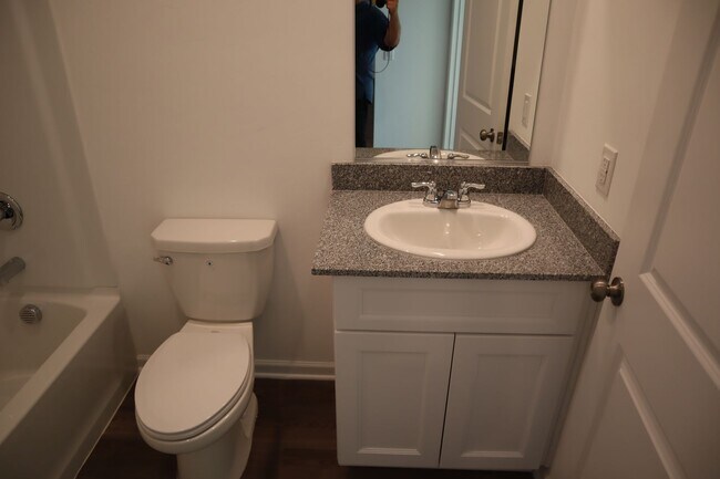 Building Photo - Great Home Great price!