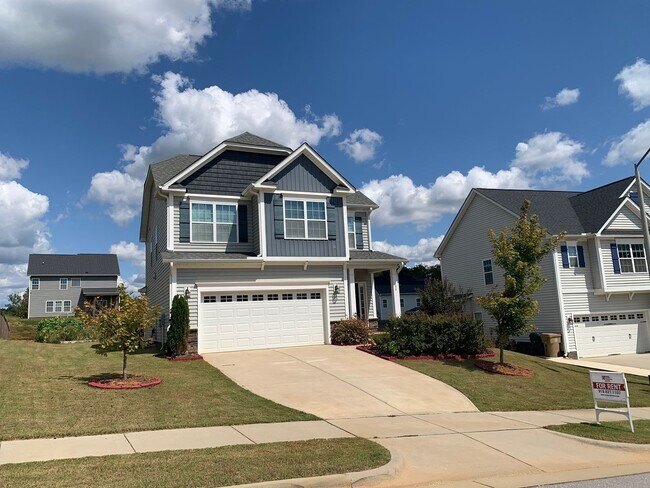 Building Photo - AMAZING LOCATION, Fantastic 4 Bed Home, in...