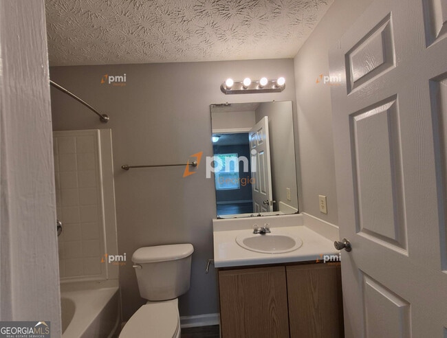 Building Photo - 2204 Fairington Village Dr