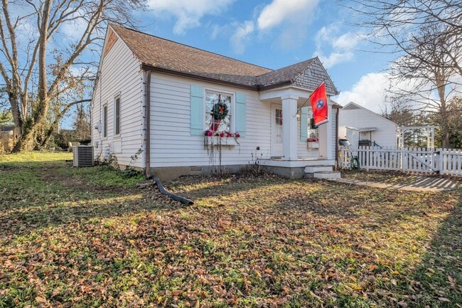 Building Photo - Available in March. Nashville 2 BED charming cottage for rent. Renovated with darling details and...