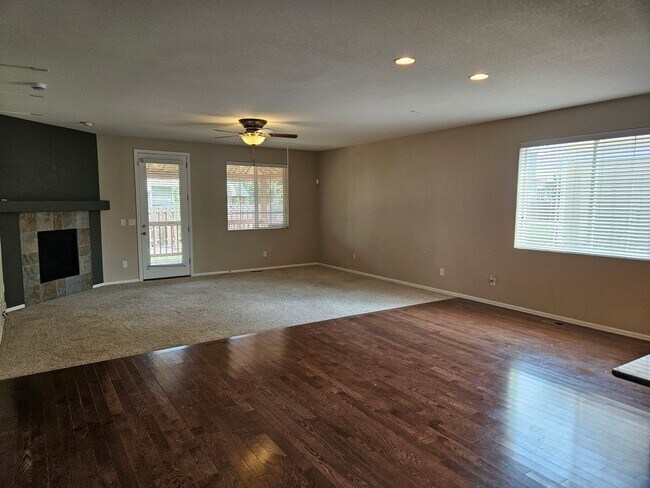 Building Photo - 3 Bed 2 Bath Ranch home Close to Buckley S...