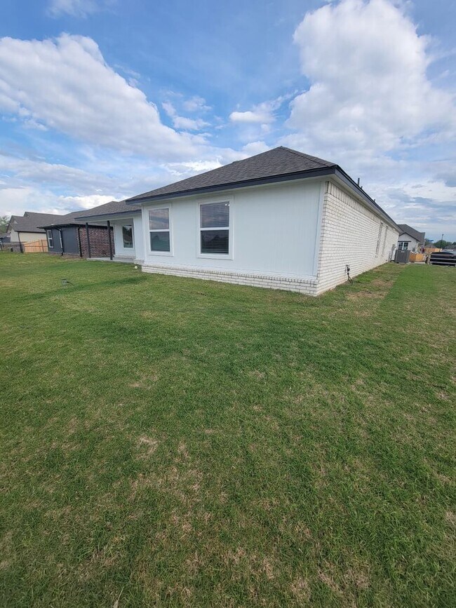 Building Photo - Stunning New Construction Simmons Home - 5 Bed 3 Bath - Pond View!