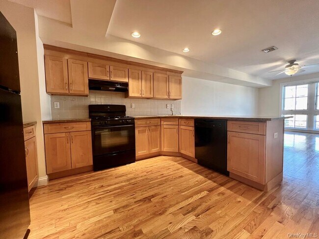 Building Photo - 2 E Main St