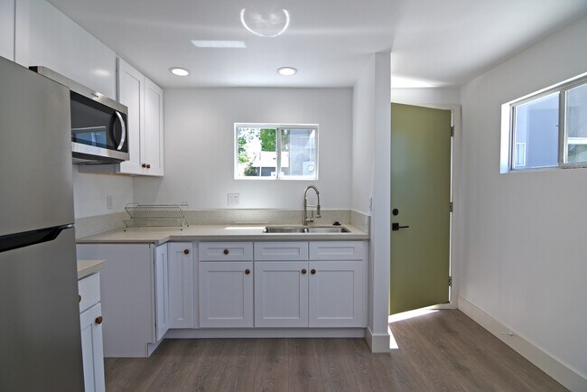 Studio Kitchenette - 2712 Westwood Blvd