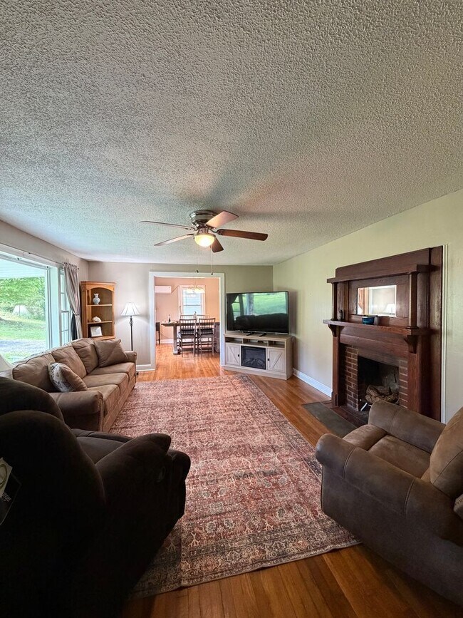 Building Photo - Charming Remodeled Farmhouse with Large Yard in Convenient Kingsport Location