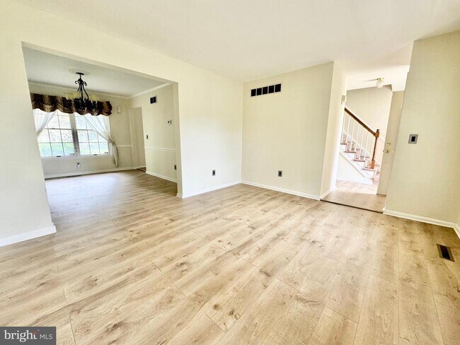 Building Photo - 501 Falcon Dr