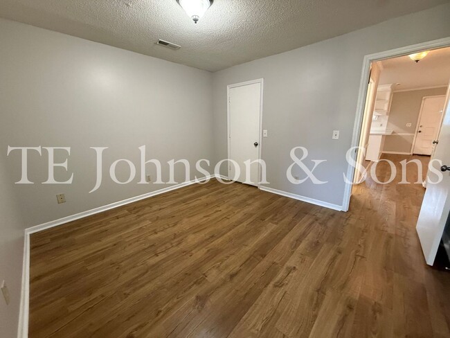 Building Photo - Charming 2-Bedroom with Fireplace & Modern...