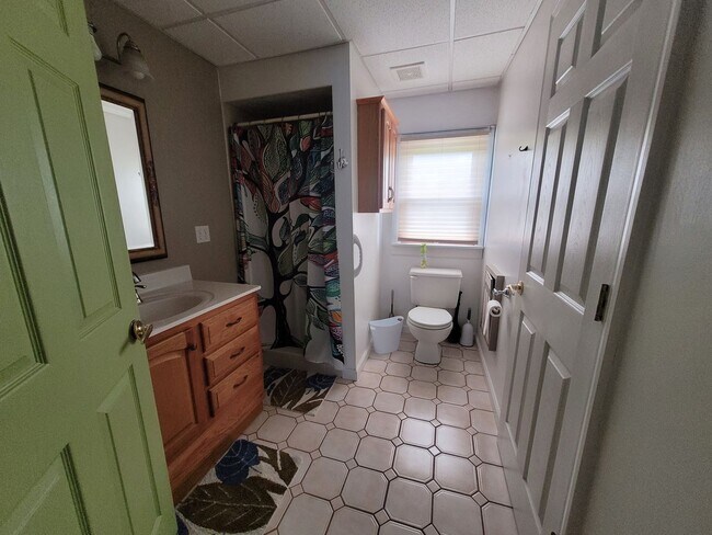 Building Photo - Tri level 3b2b home for rent with fenced i...