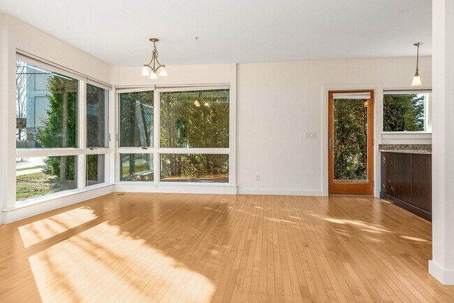 Building Photo - 677 Dennett St