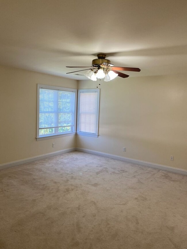 Building Photo - Stunning 4bdrm/2.5bth Home w/Loft Located ...