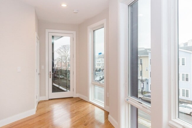 Building Photo - 275 Old Colony Ave