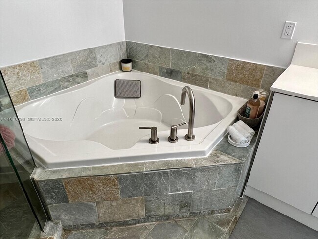 Building Photo - 2681 N Flamingo Rd