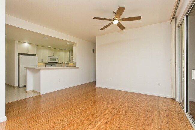Building Photo - 3 BED, 2 BATH 2 PARKING IN GATED MOANALUA ...