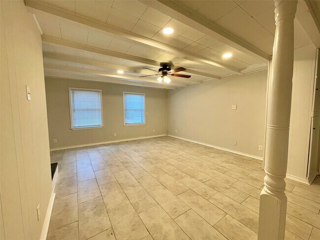 Building Photo - 1112 Southampton Dr