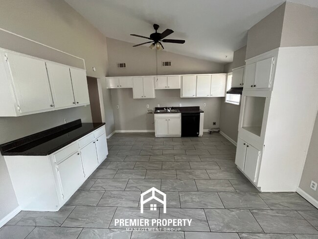 Building Photo - Charming 3BR/2BA Home Near Parkway Village | Hardwood Floors Throughout & Fenced Yard