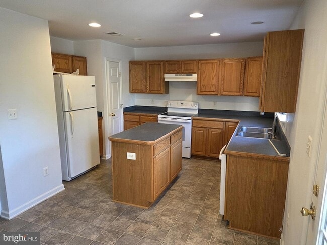 Building Photo - 404 Pendleton Ln