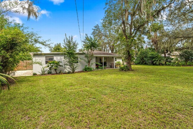 Building Photo - Charming 4-Bed with 2 Full Baths and Large...