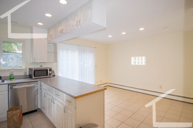 Building Photo - 149 Thorndike St