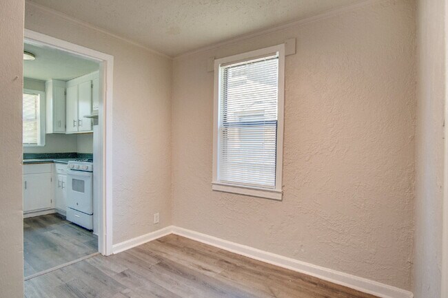Building Photo - Central Pensacola 2BR Home with Fenced Yard, Updated Interior & Immediate Availability