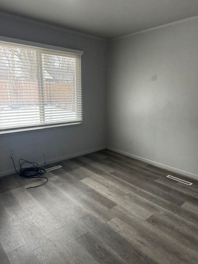 Building Photo - 2 bedrooms oak park gem