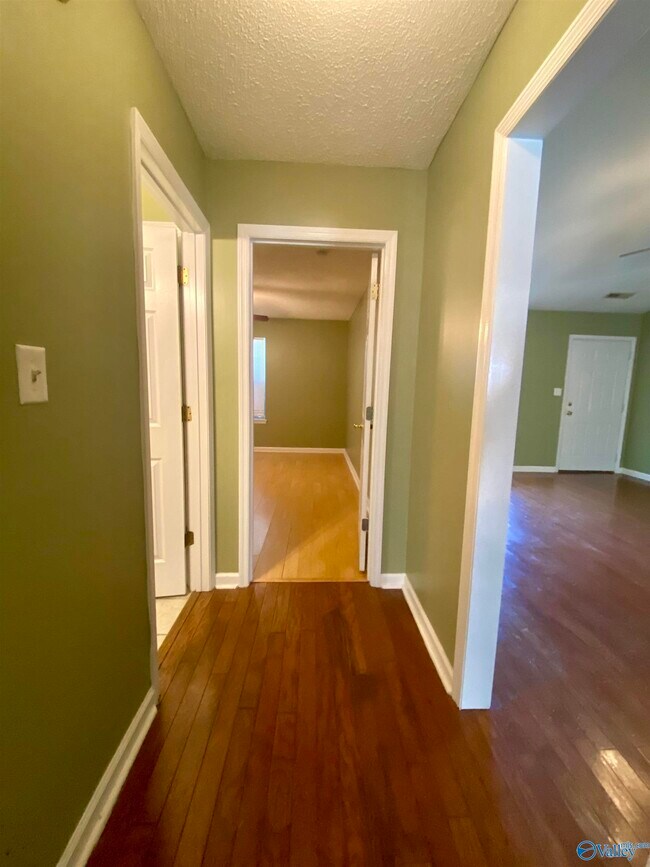 Building Photo - 242 Comet Dr