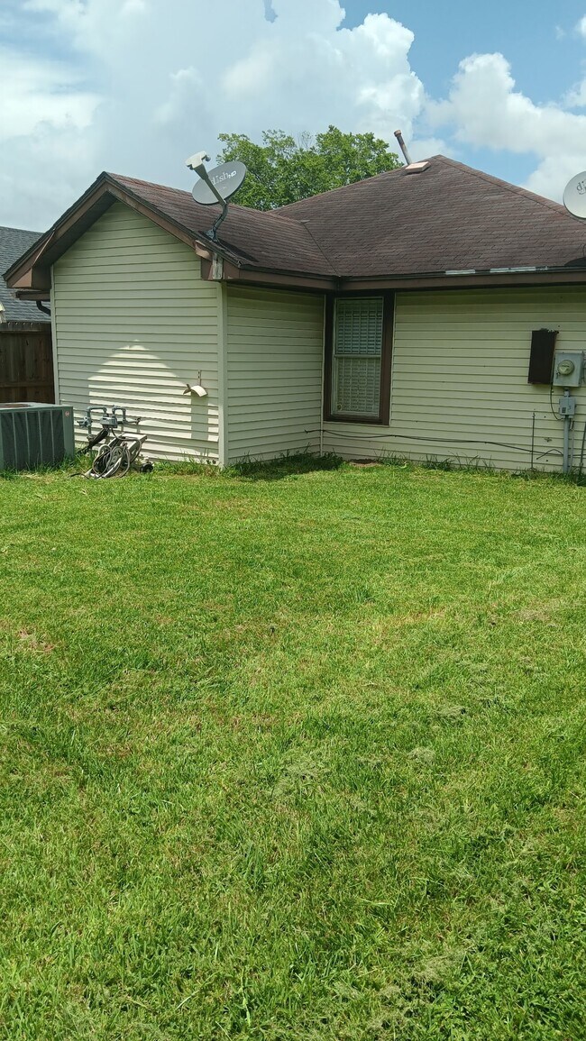 Building Photo - 11614 Gullwood Dr