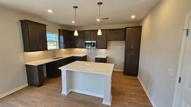 Building Photo - 16 Roxbury Dr