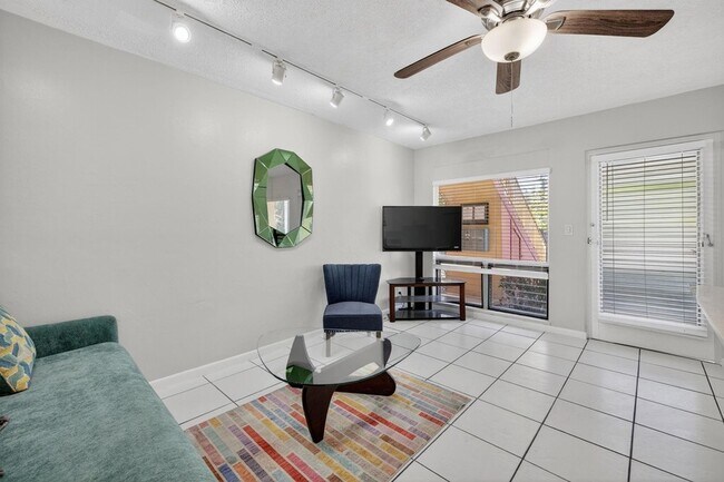 Building Photo - 2624 NE 30th Pl