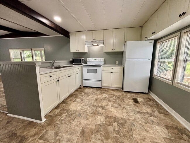 Building Photo - 13405 Commander Cir