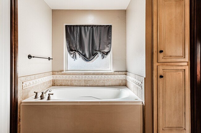 Building Photo - 4 Bed 3 Bath in Edmond!