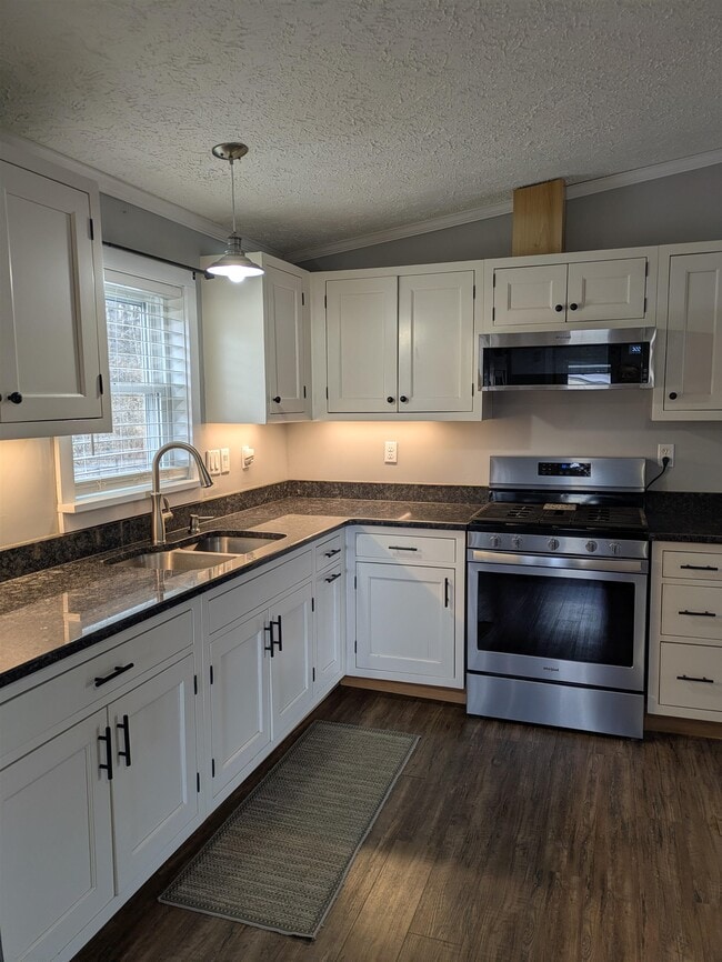 Building Photo - 11 Corn Hill Rd