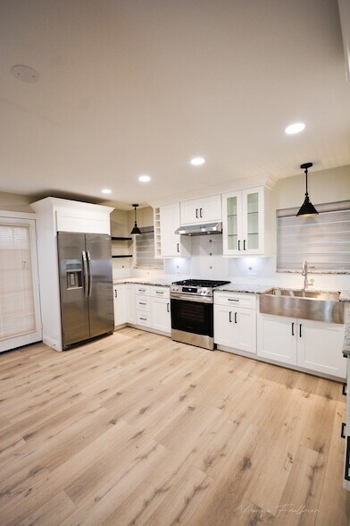 Building Photo - 722 E Strong Pkwy