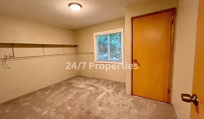 Building Photo - Spacious 4BD I 2BA Home w/ Separate Living...