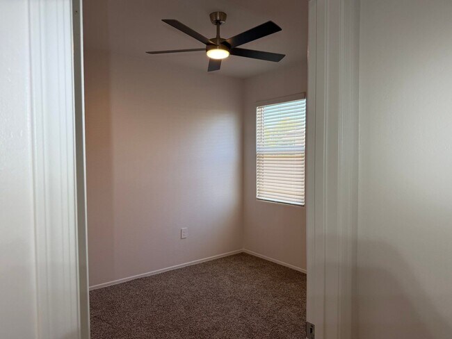 Building Photo - 9427 E Alfalfa Dr