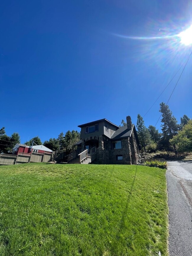 Building Photo - Lakeview 4-Bedroom Home Steps from Moore Park – Updated Throughout! 2.8 miles from Sky Lakes and OIT