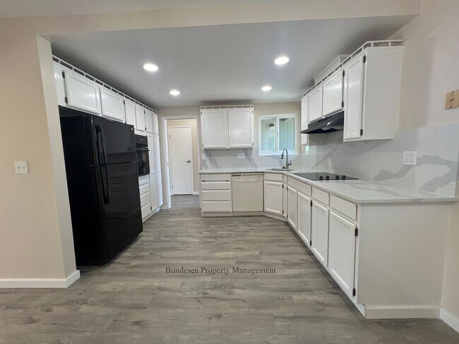 Building Photo - Beautiful fully remodeled 4 bedroom
