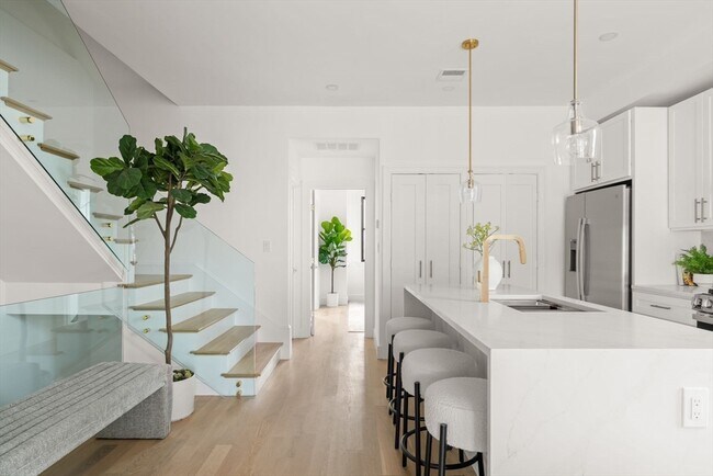 Building Photo - 100 Bennington St