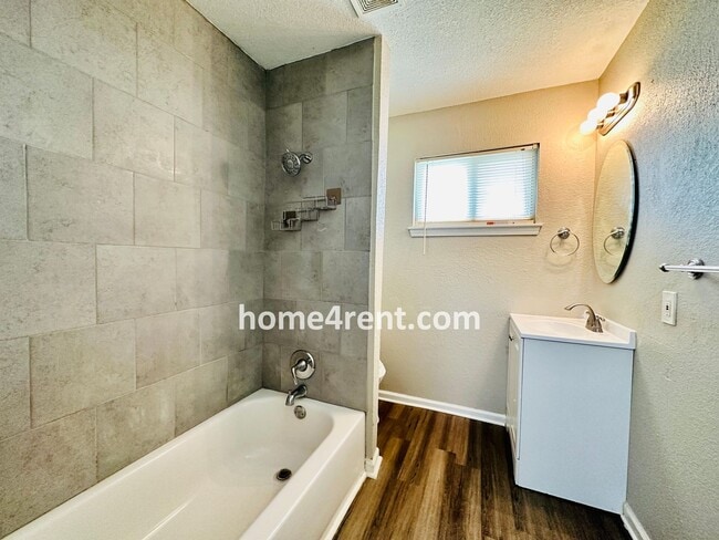 Building Photo - Wonderful Duplex Home in KCK w/ Stainless ...