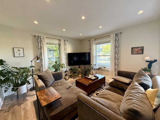 Building Photo - 212 Franklin St