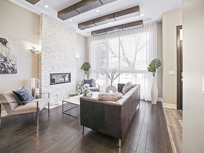 Building Photo - "Spacious 5-Bedroom Gem with 3 Full Baths in the Heart of Chicago – 4,200 Sq Ft of Comfort and St...