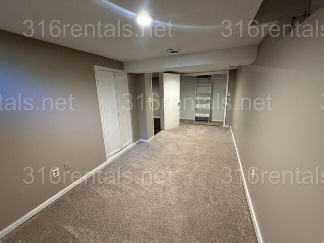 Building Photo - $1400 - 3 bedroom / 1 bathroom - Single Family Home