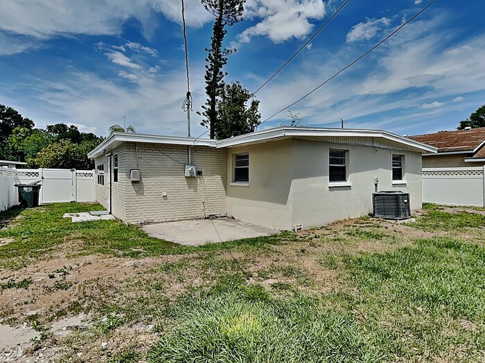 Building Photo - 2514 10th Ave Dr E